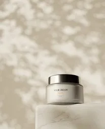 Photorealistic 3D rendered cosmetic cream jar on marble with customizable features for blender modeling.