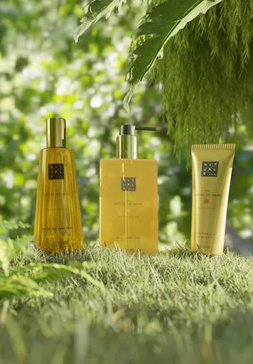 Detailed 3D rendered cosmetic product mockup with natural background for Blender artists.