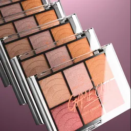 Cosmetics highlighter in array shot