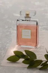 Elegant perfume bottle 3D render with halo effect, showcasing lighting and texture techniques in Blender.